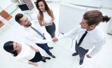 sunum öncesi meslektaşlarının el sıkışma.