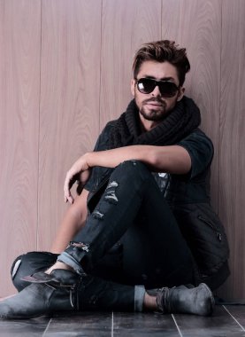 Sakallı katta oturan rahat genç adam