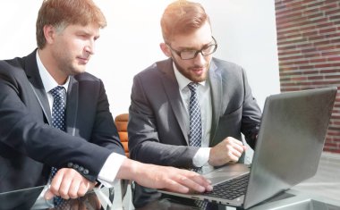 İş arkadaşları çalışma konuları tartışmak