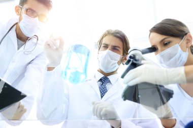 genç bilim adamları mikroskop ve test tüpleri ile çalışma