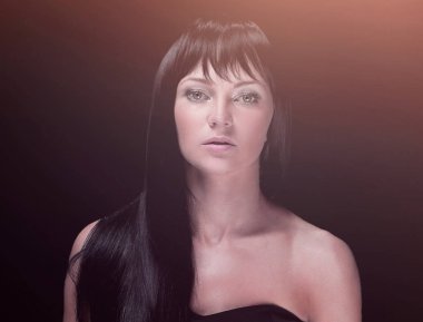 gizemli bir kız karanlıkta, siste portresi