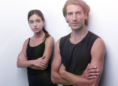 duvarın yanında ciddi genç çift ayakta