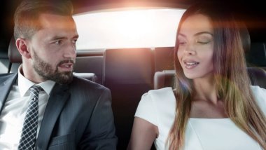 başarılı insanların birlikte arkada çalışan araba koltuğunda