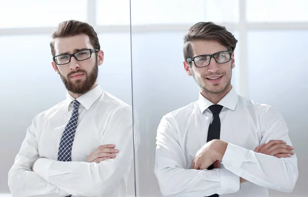 Twee gelukkige zeker jonge zakenlieden die permanent met armen gekruist in kantoor — Stockfoto