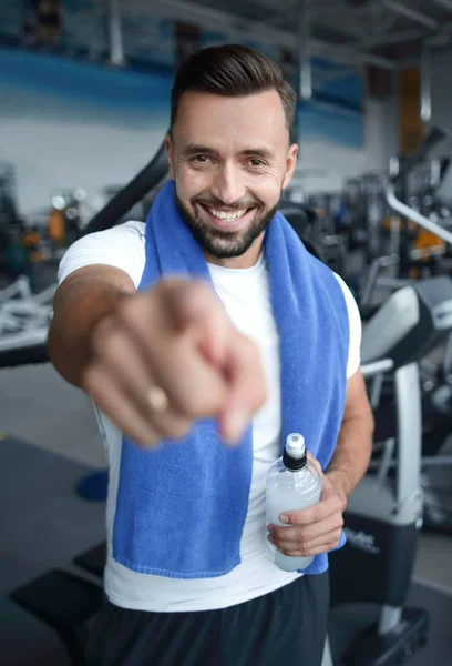 Up.confident spor adam sana işaret kapatın — Stok fotoğraf