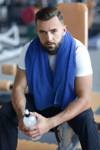 Portret mężczyzny atrakcyjnego w siłowni — Zdjęcie stockowe