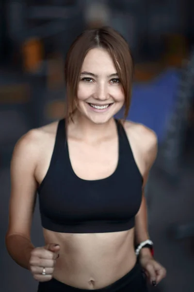 Gros plan portrait d'une jolie femme dans la salle de gym — Photo