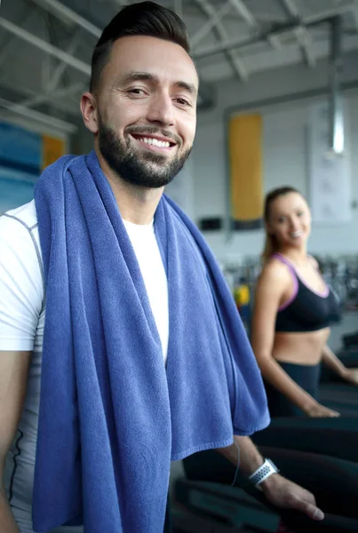 De cerca. un hombre atractivo trabaja en un gimnasio moderno — Foto de Stock