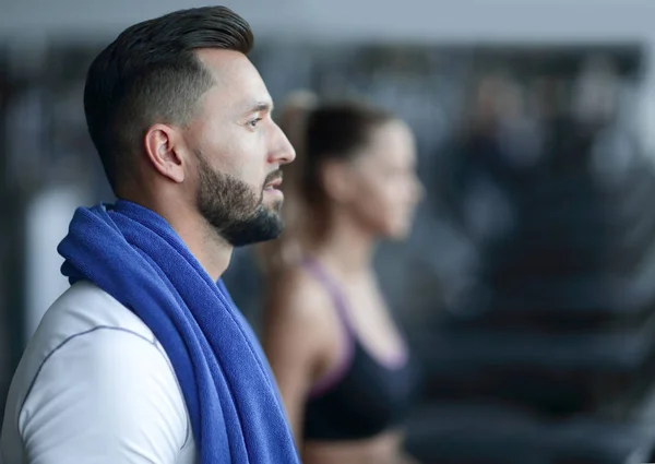 De près. attrayant jeune homme dans la salle de gym — Photo