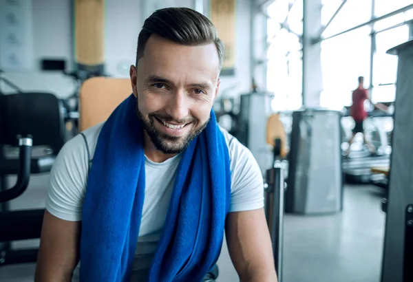 Gros plan portrait d'un jeune homme sportif dans la salle de gym — Photo