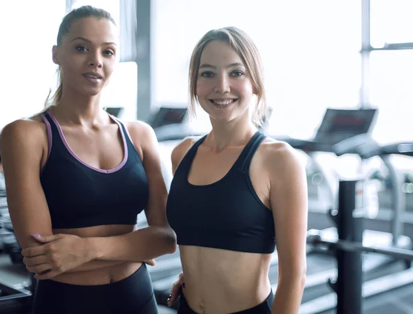 체육관의 배경에서 두 젊은 여자 — 스톡 사진