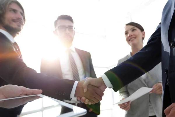 Alkalmazottak pillantást a kézfogás üzleti partnerek — Stock Fotó
