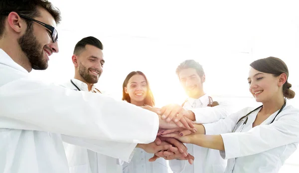 Médicos e enfermeiros em uma equipe médica empilhando mãos — Fotografia de Stock