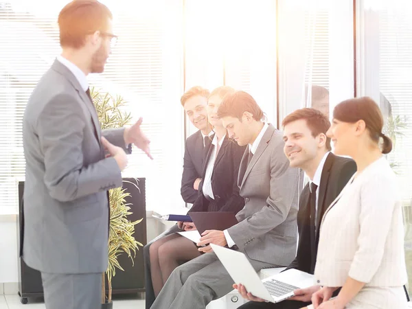 Equipo empresarial que se prepara para el inicio de la reunión informativa — Foto de Stock