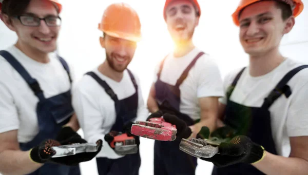 Bild einer Gruppe von Bauarbeitern mit Gasschlüsseln — Stockfoto