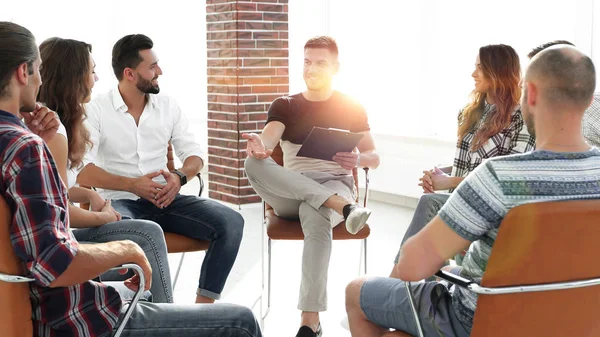 Equipo de negocios discutiendo ideas — Foto de Stock