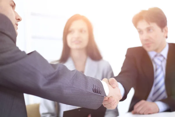 Kézfogás üzleti partnerek a munkahelyen — Stock Fotó