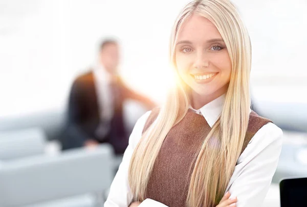 Unga företag dam på suddig bakgrund office — Stockfoto