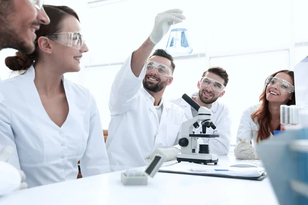 Grupo de trabajadores jóvenes están trabajando en el laboratorio de bioquímica , — Foto de Stock