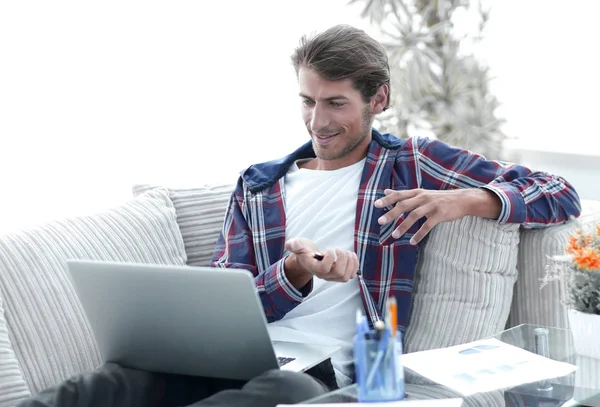 Здивований хлопець працює з ноутбуком з дому. концепція фрілансу . — стокове фото