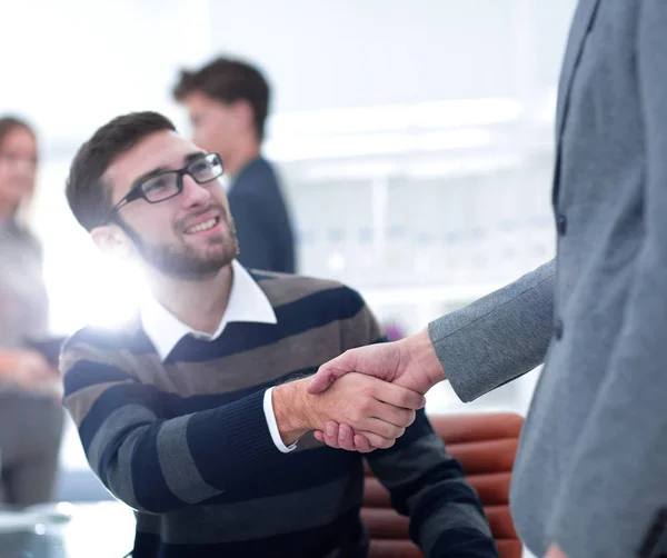 Händedruck zwischen Kollegen am Arbeitsplatz — Stockfoto