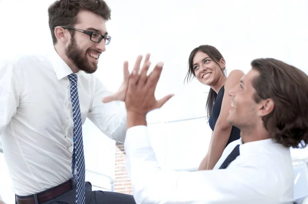 Colegas de negócios dando uns aos outros cinco altos . — Fotografia de Stock