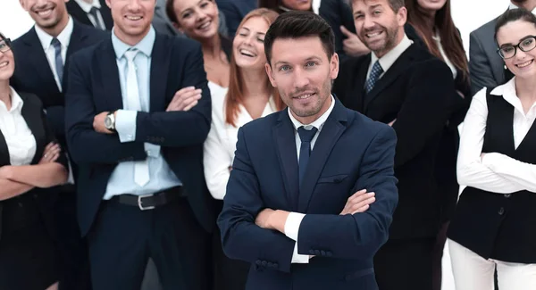 Líder em pé na frente de uma grande equipe de negócios — Fotografia de Stock