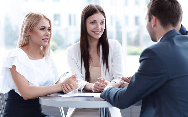 деловая команда, обсуждающая деловые вопросы, сидящая за столом в кафе
.