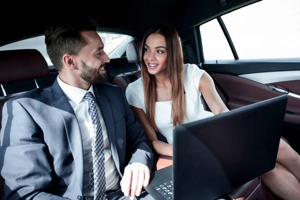 Business man and woman working together in the car — Stock Photo, Image