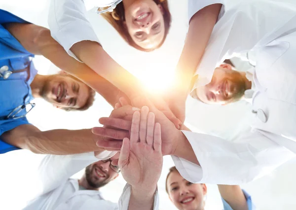 Ein Ärzteteam im medizinischen Zentrum hielt die Hände ineinander. — Stockfoto