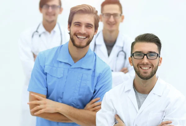 Equipe sorridente de jovens médicos . — Fotografia de Stock