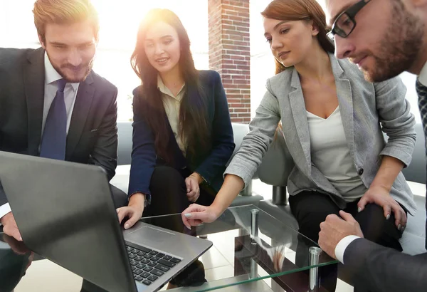 Gli uomini d'affari concentrati usano un computer portatile durante una conferenza in — Foto Stock