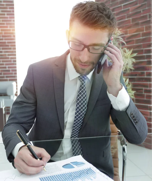 Affärsman arbetar med finansiella diagram — Stockfoto