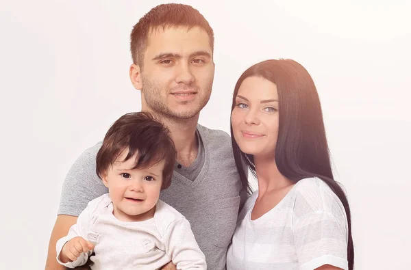Porträtt Lyckliga Föräldrar Med Son Tittar Kamera Isolerad Vit Bakgrund — Stockfoto