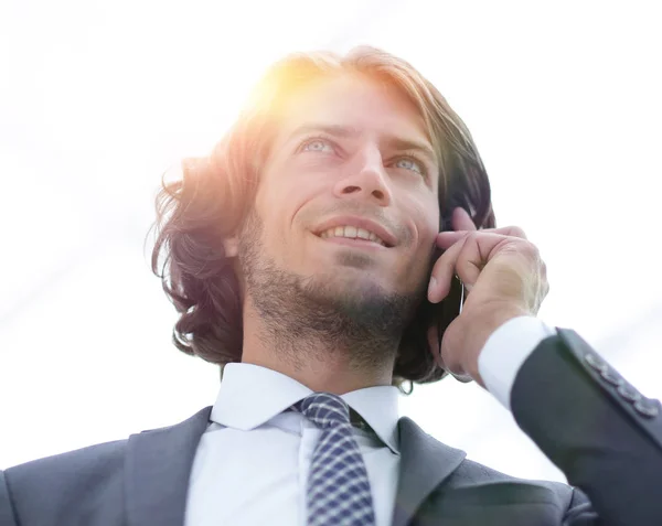 Geschäftsmann spricht auf Handy. Isoliert auf weiß. — Stockfoto