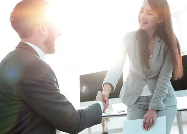 Welcome and handshake of business people — Stock Photo, Image