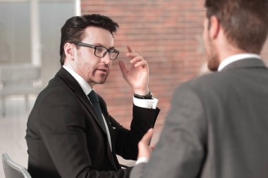 arka view.the Yöneticisi ve müşteri sözleşmenin koşulları tartışmak