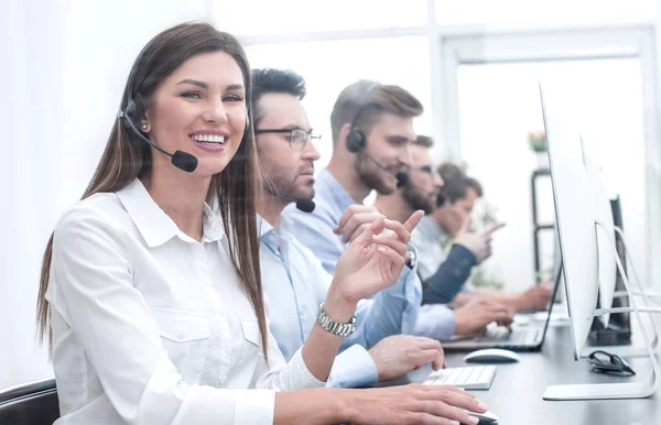 Anställd businesscenter på arbetsplatsen. — Stockfoto