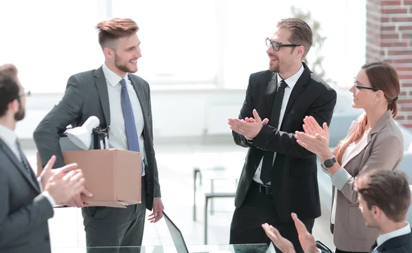 Anställda välkomnar nya gruppmedlemmen — Stockfoto