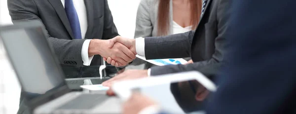 Handshake partners at the Desk — Stock Photo, Image