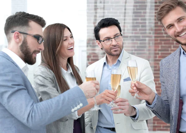 Hautnah: Geschäftsleute feiern ihren Erfolg. — Stockfoto