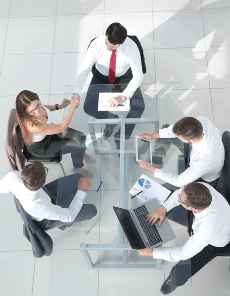 Pareja teniendo una reunión en la oficina de negocios —  Fotos de Stock