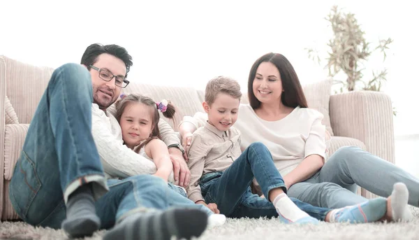 Família feliz descansa na sala de estar em uma noite livre — Fotografia de Stock