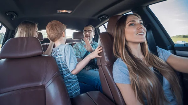 Genç ailesi pikniğe gider