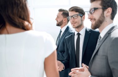 up.Business takım ayakta ofisinin lobisinde kapatın