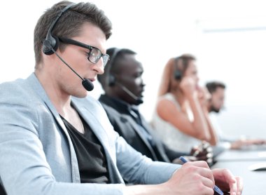 ön plan .employee çağrı merkezi ofiste.