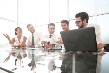 Konferans odasında bir iş toplantısında genç iş takım