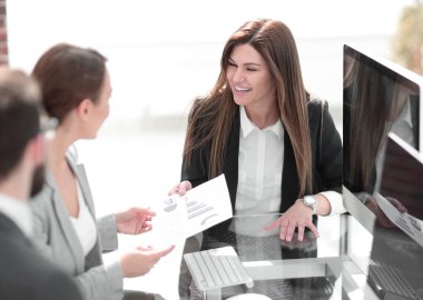 İş ekibi çalışma belgelerini tartışıyor.