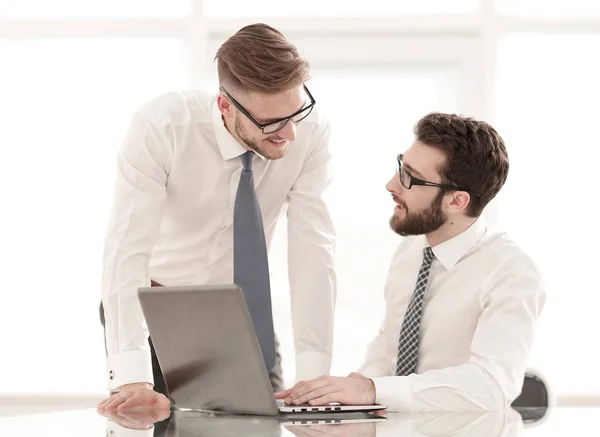 Close up.business colegas discuten temas de negocios — Foto de Stock