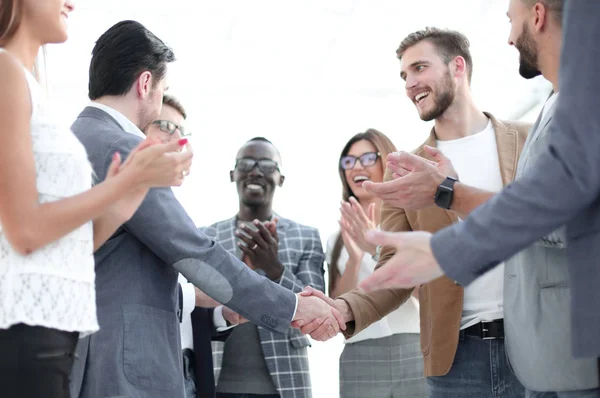 Handslag för affärspartners och applåderande business-team — Stockfoto